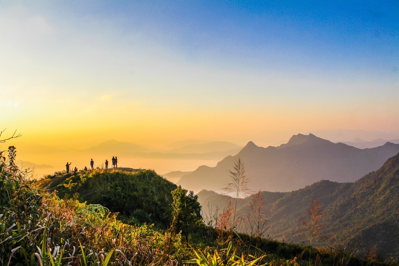 Récits Photo Of People Standing On Top Of Mountain Near Grasses 733162